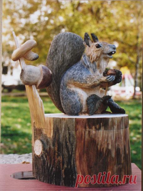 Деревянная шкатулка Белочка высотой 26 см. находится в коллекции автора. выставлена на продажу. Цена 25000 руб.