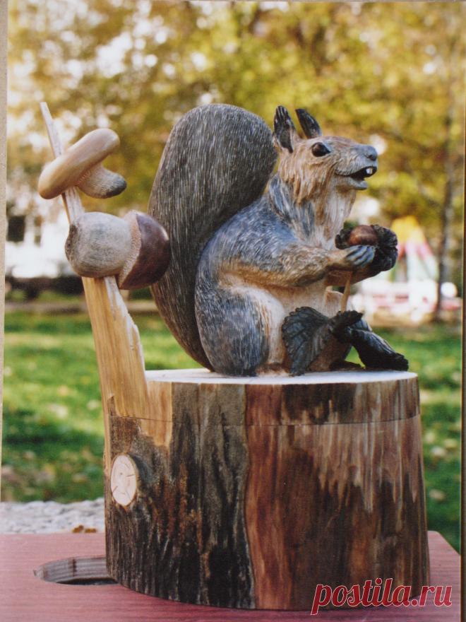 Деревянная шкатулка Белочка высотой 26 см. находится в коллекции автора. выставлена на продажу. Цена 25000 руб.