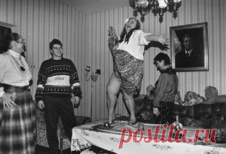 НОСТАЛЬГИЯ... ПЬЯНАЯ ГАЛИНА БРЕЖНЕВА ТАНЦУЕТ НА СТОЛЕ (70-е)