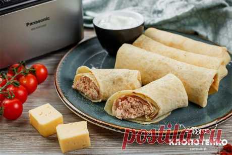 Бличники с мясом. Рецепт блинов с мясов от Евгения Клопотнеко Чтобы немного разнообразить привычную начинку я решил немного изменить рецепт и сделать блины с куриным муссом с добавлением специй и томатного сока. Как приготовить блины с мясов читай на нашем сайте. Получается очень и очень нежно!