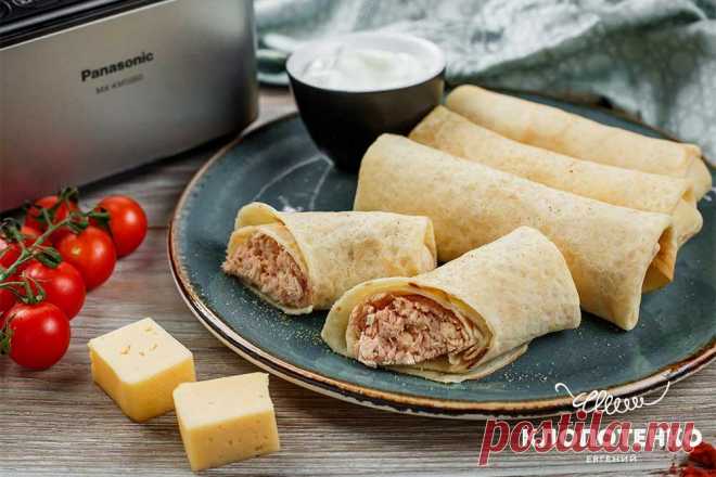 Бличники с мясом. Рецепт блинов с мясов от Евгения Клопотнеко Чтобы немного разнообразить привычную начинку я решил немного изменить рецепт и сделать блины с куриным муссом с добавлением специй и томатного сока. Как приготовить блины с мясов читай на нашем сайте. Получается очень и очень нежно!