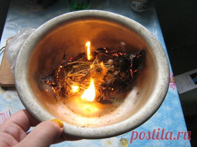 ЕСЛИ В ВАШЕМ ДОМЕ , СЕМЬЕ ЧАСТО ПРОИСХОДЯТ ССОРЫ , ТО ПОМОЖЕТ С ЭТИМ СПРАВИТЬСЯ ТАКОЙ ОБРЯД 

Кладешь на тарелку бумагу, сверху на бумагу чабрец (богородская трава), ладан  (  чабрец   можно  купить  в  аптеке  ,  а  ладан  в  церкви  .  Они  всегда должны  быть  в  доме  .  )   и поджигаешь. Открыть все форточки (но не двери), обойти в доме все комнаты и все помещения, окуривая их и читая заговор: 

