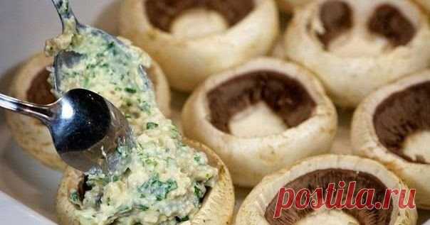 Шампиньоны с курицей и сыром     Вам потребуется:    -500 г куриного филе  -60 г феты  -10 больших свежих шампиньонов  -4 столовые ложки сметаны  -1 столовая ложка муки ...