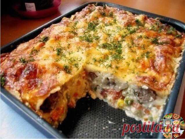 Вкусная запеканка с картошкой и курицей

Ингредиенты:

- Картошка — 600 г
- Лук — 150 г
- Куриное филе — 500 г
- Твердый сыр — 250-300 г
- Чеснок — 3-4 зубчика
- Сметана — 250-350 мл
- Майонез — 2 ст. л.
- Соль, перец, специи — по вкусу

Приготовление:

1. Тонко порезать куриное филе. Порезать ломтиками чеснок. Смешать майонез, курицу, чеснок, соль, перец и специи по вкусу. Все хорошо перемешать и дать постоять 20 минут.
2. Лук порезать тонкими колечками. Сыр натереть на к...