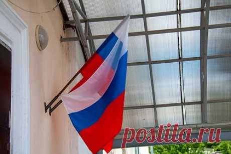 Колледжи и вузы России захотели обязать вывесить на зданиях государственный флаг. Российские школы, вузы и колледжи захотели обязать вывесить на зданиях государственный флаг. Законопроект об этом поддержало правительство страны. Согласно действующим правилам, символ должен быть постоянно размещен только на зданиях общеобразовательных учреждений, таких как школы, гимназии и лицеи.