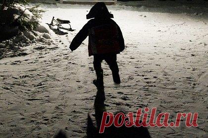 В российском городе ворота вдавили мальчика лицом в сугроб и попали на видео. В Чебоксарах автоматические ворота вдавили мальчика лицом в сугроб. На появившихся в соцсети видеокадрах ребенок оступился прямо перед открывающимися воротами, которые ограничивают въезд во двор в российском городе. В результате мальчик оказался в ловушке: лицом он упирался в сугроб.