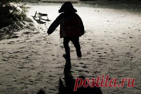 В российском городе ворота вдавили мальчика лицом в сугроб и попали на видео. В Чебоксарах автоматические ворота вдавили мальчика лицом в сугроб. На появившихся в соцсети видеокадрах ребенок оступился прямо перед открывающимися воротами, которые ограничивают въезд во двор в российском городе. В результате мальчик оказался в ловушке: лицом он упирался в сугроб.