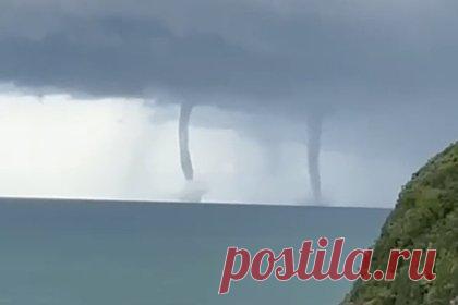 Три смерча у берега моря в российском регионе сняли на видео. В Туапсинском районе Краснодарского края заметили и сняли на видео три смерча у берега моря. Его публикует Telegram-канал Kub Mash. На кадрах видно три смерча, которые поднимают воду у своего основания. Над морем нависают темные тучи, судя по кадрам, собирается дождь.