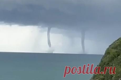 Три смерча у берега моря в российском регионе сняли на видео. В Туапсинском районе Краснодарского края заметили и сняли на видео три смерча у берега моря. Его публикует Telegram-канал Kub Mash. На кадрах видно три смерча, которые поднимают воду у своего основания. Над морем нависают темные тучи, судя по кадрам, собирается дождь.