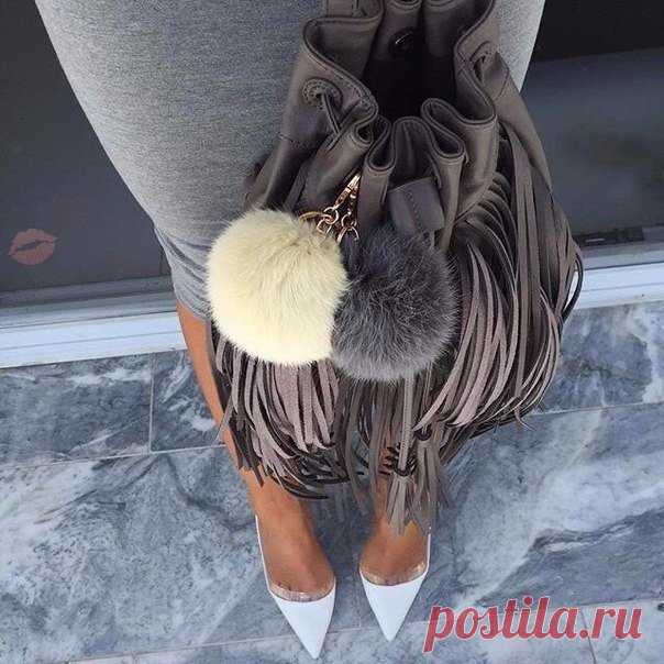 Если все катится к черту, нужно понимать... 1. Боль является частью роста. 2. Все в жизни является временным. 3. Волнение и жалобы ничего не изменят. 4. Ваши шрамы являются символами вашей силы. 5. Каждая маленькая битва — это шаг вперед. 6. Негативная реакция других людей — это не ваша проблема. 7. То, что должно произойти, произойдет. 8. Просто продолжайте движение. Делайте больше. Живите проще. И никогда не прекращайте движение.