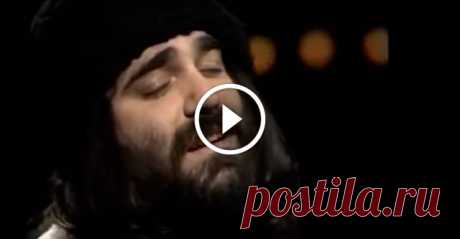 Великолепный Demis Roussos и его «From Souvenirs to Souvenirs». Песня на все времена! 
Эту песню можно слушать бесконечно! Demis Roussos «From Souvenirs to Souvenirs» не может не нравиться!Она навевает такие светлые и трогательные воспоминания с трепетом в сердце…
https://www.youtube.c…