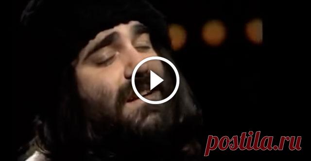 Великолепный Demis Roussos и его «From Souvenirs to Souvenirs». Песня на все времена! 
Эту песню можно слушать бесконечно! Demis Roussos «From Souvenirs to Souvenirs» не может не нравиться!Она навевает такие светлые и трогательные воспоминания с трепетом в сердце…
https://www.youtube.c…