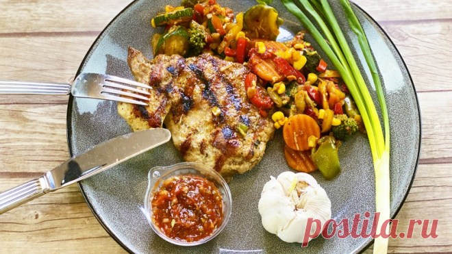 Редкий рецепт действительно вкусного ужина - Свинина в кисло-сладком соусе Что приготовить из свинины нового? Свинина в кисло-сладком соусе - действительно очень вкусный ужин.Ингредиенты:  Свинина (шея) - 500 г. Соль, перец, сухой лук (или свежий) - по вкусу Микс овощей (у меня свежемороженые) - 400 г. Острый Перец Чили - 1 г. Томатная паста - 1 ч.л Соевый соус...