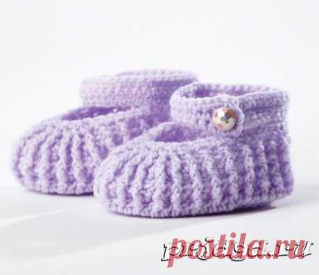 Лиловые пинетки крючком