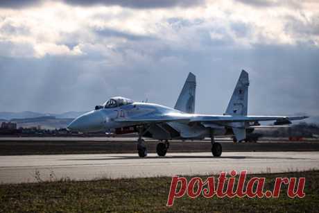 В США назвали российского «убийцу» американского F-15. Российский истребитель Су-27 создавался в 1980-х годах в качестве «убийцы» американских F-15 Eagle и F-14 Tomcat, пишет обозреватель американского издания 19FortyFive Брент Иствуд. Автор отмечает, что Су-27 до сих пор используется Воздушно-космическими силами (ВКС) России «и является проверенным временем самолетом».