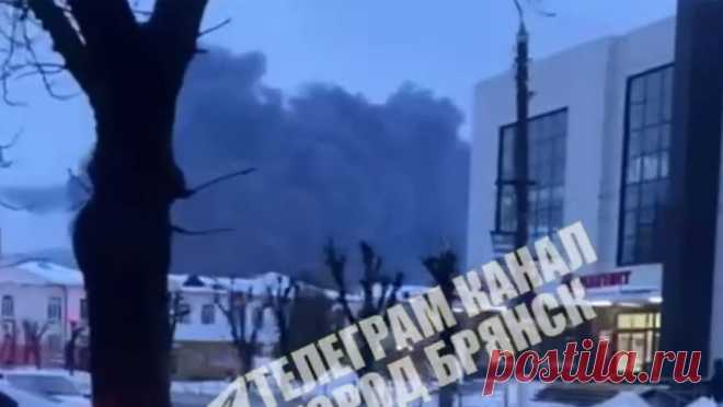 Последствия попытки атаки ВСУ в Брянской области попали на видео. Последствия попытки атаки нефтебазы в Клинцах Брянской области со стороны Вооруженных сил Украины (ВСУ) с беспилотника попали на видео. Кадры были сделаны очевидцами, их опубликовал Telegram-канал "Город Брянск". На видеозаписи ...