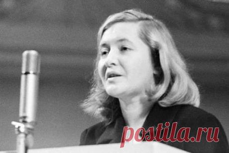 Мужчина начинает любить тогда, когда женщина уже разлюбила: стихотворение Ю.Друниной