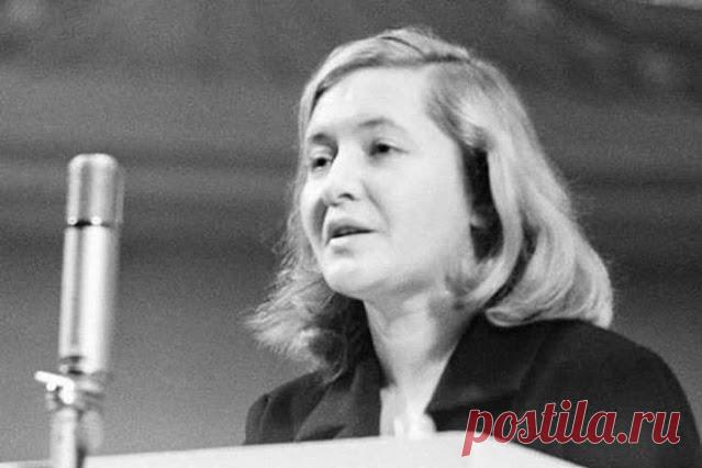 Мужчина начинает любить тогда, когда женщина уже разлюбила: стихотворение Ю.Друниной