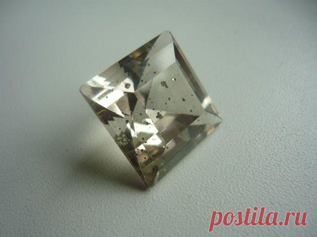 ЮВЕЛИРНЫЙ МИР.
Василий Андриевский  Кварц с включениями пирита