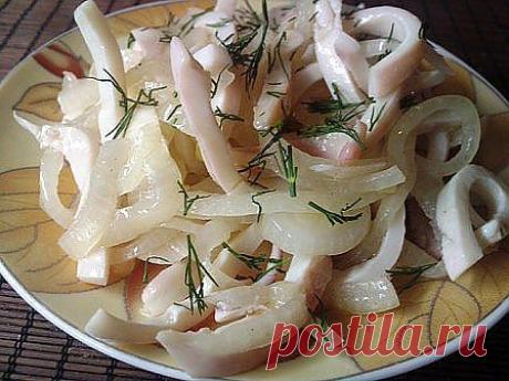 Кальмары с маринованным луком.