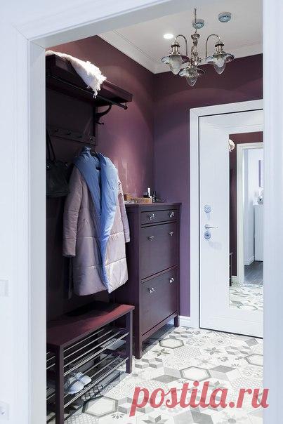 В этой яркой квартире живут искусствовед и блогер Тата Тимофеева, ее муж бизнесмен Александр и их немецкий пинчер Гильза. Скоро в семье будет пополнение — и кабинет Таты превратится в детскую »>