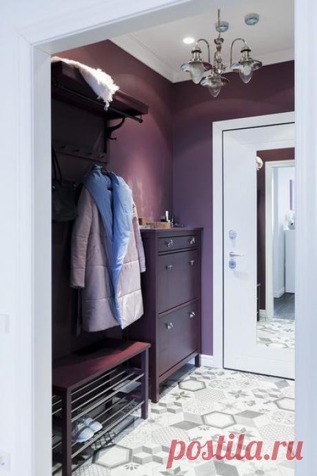 В этой яркой квартире живут искусствовед и блогер Тата Тимофеева, ее муж бизнесмен Александр и их немецкий пинчер Гильза. Скоро в семье будет пополнение — и кабинет Таты превратится в детскую »&gt;