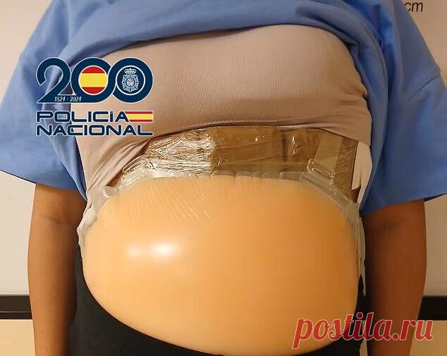 "Беременную" женщину поймали на контрабанде кокаина в искусственном животе. В Испании "беременную" женщину поймали на контрабанде двух килограммов кокаина в искусственном животе, пишет Daily Mail. Как пишут СМИ, женщина была задержана в аэропорту Мадрида. Она попыталась пройти таможенный контроль, ...