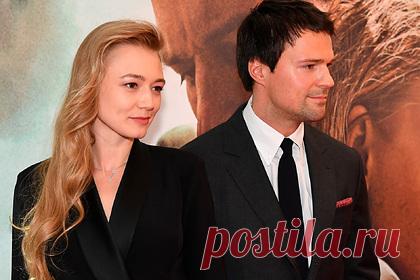 Акиньшина и Козловский появились вместе на мероприятии после слухов о романе. Оксана Акиньшина и Данила Козловский появились вместе на мероприятии после слухов об их романе. Артисты вместе посетили премьеру сериала «Карамора», режиссером которого выступил Козловский. Отмечается, что они отказались вместе позировать на красной дорожке, однако сидели рядом другом с другом в зале.