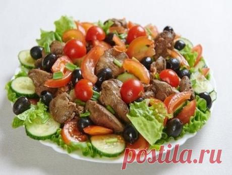 Салат с печеньюПонадобится:- 700 г куриной печенки,- 1 пучок листового салата,- 1 крупный огурец,- 1 крупный помидор,- 15 маслин без косточек,- 3 ст. ложки оливкового масла,- 0,5 ч. ложки бальзамического уксуса,- соль, молотый черный перец по вкусу,- 3 пера зеленого лука,- помидоры черри.Приготовление:1. Листья салата, зелень и овощи вымыть.2. Огурец нарезать кружками, помидор – ломтиками.3...