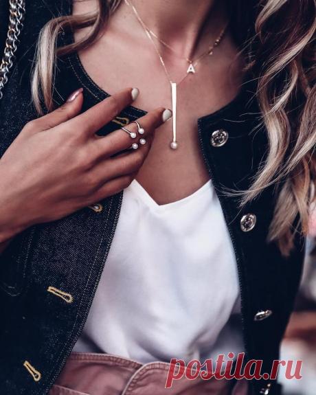10 базовых украшений, которые подходят всем Каждая женщина знает, что к стильным нарядам нужны еще и красивые украшение, которые бы сделали образ идеальным. Но как выбрать среди всего этого разнообразия именно те, которые вам подойдут. Вот 10 у...