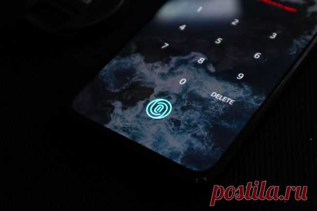 Как включить активацию WhatsApp по отпечатку пальца С недавних пор WhatsApp начал поддерживать вход в мессенджер по отпечатку пальца. Ранее такая возможность была доступно исключительно пользователям бета-версии, но последнее обновление привнесло эту з