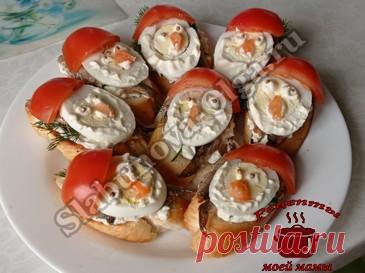 Вкусные бутерброды на НОВОГОДНИЙ стол Дорогие читатели! Готовимся к Новому Году!!! Вкусные бутерброды на НОВОГОДНИЙ стол, очень оригинально, аппетитно и празднично. Дет Мороз пришел в гости, радуем своих близких чудо-бутербродами!!! ИНГРЕДИЕНТЫ: 8 ломтиков багета 2 зубка чеснока 100 г творожного сыра 1 ст. ложка майонеза зелень (укроп, петрушка…) 3 яйца 1 банка шпрот 2 помидора черный кунжут или перец растительное …