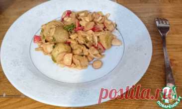 Острый картофельный салат с арахисовым иаслом. Как известно, картофельных салатов никогда не бывает много. Предлагается картофельный салат с интересной заправкой из арахисового масла, красного жгучего перца, тамаринда, соевого соуса и сахара, что придает салату приятный сливочный, чуть-чуть острый, кисло-сладкий привкус в соответствии с палитрой Умами. Сытно, вкусно, готовится быстро. Попробуйте.