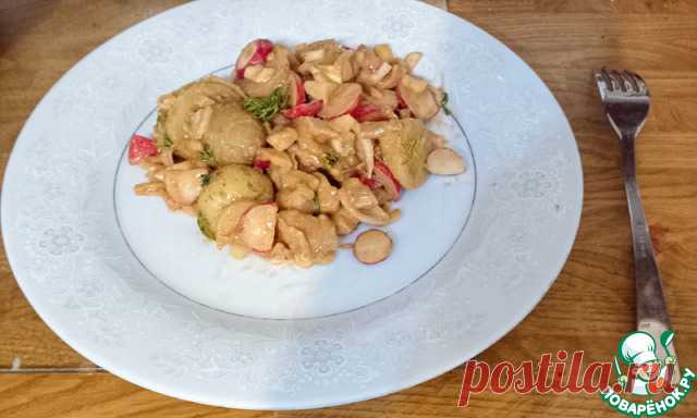 Острый картофельный салат с арахисовым иаслом. Как известно, картофельных салатов никогда не бывает много. Предлагается картофельный салат с интересной заправкой из арахисового масла, красного жгучего перца, тамаринда, соевого соуса и сахара, что придает салату приятный сливочный, чуть-чуть острый, кисло-сладкий привкус в соответствии с палитрой Умами. Сытно, вкусно, готовится быстро. Попробуйте.