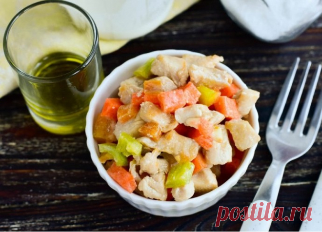 ​Легкий салат с курицей и болгарским перцем
