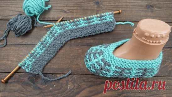Двухцветные детские следки спицами
Как вязать: http://prjaga.com/vyazanie-dlya-detej/noski-tapki-pinetki/dvukhtsvetnye-detskie-sledki-spicami
