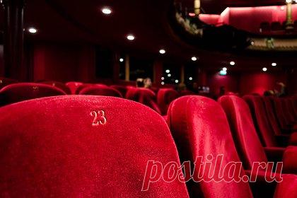 В Альметьевске впервые представят спектакли для слабовидящих зрителей. Альметьевский татарский государственный драматический театр впервые представит спектакли для незрячих и слабовидящих зрителей. Описывать декорации, внешность и костюмы героев, а также их расположение на сцене будет тифлокомментатор — специально обученный человек. Первый спектакль драмтеатр покажет 7 апреля.