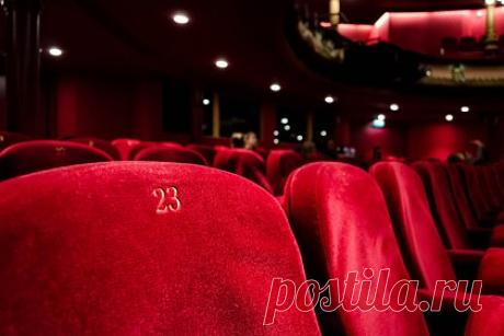 В Альметьевске впервые представят спектакли для слабовидящих зрителей. Альметьевский татарский государственный драматический театр впервые представит спектакли для незрячих и слабовидящих зрителей. Описывать декорации, внешность и костюмы героев, а также их расположение на сцене будет тифлокомментатор — специально обученный человек. Первый спектакль драмтеатр покажет 7 апреля.