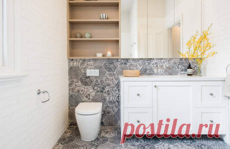 Рассказываем, как обыграть угол, «приподнять» потолок или расширить маленькую ванную с помощью комбинаций однотонной плитки разных цветов. Получится дешевле, чем с декоративными вставками!