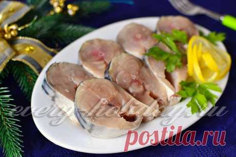 Маринованная скумбрия рецепт в домашних условиях, вкус несравненный Делимся рецептом маринованной скумбрии в домашних условиях - вкус несравненный, а продуктов уходит немного, впрочем как и времени на готовку.