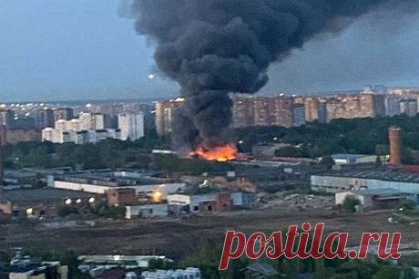 В Химках произошел крупный пожар. Крупный пожар произошел в подмосковных Химках на территории цеха мебельного комбината «Сходня». По информации пресс-службы областного главка МЧС России, загорелось складское помещение. Площадь пожара составляет 400 квадратных метров, горят лакокрасочные материалы. Информации о пострадавших не поступало.