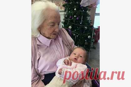 В английской семье родилась первая девочка за 75 лет. В английском городе Нортфлит, графство Кент, семья, в которой в течение 75 лет рождались одни мальчики, отпраздновала появление на свет девочки по имени Маева. Ее 100-летняя прабабушка Гвен Смит была особенно рада долгожданному пополнению. На празднике собралось пять поколений семьи.