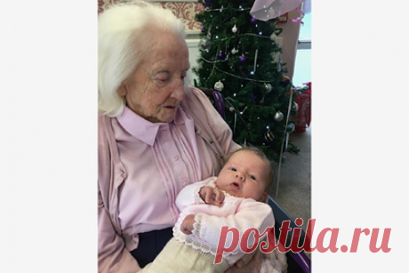 В английской семье родилась первая девочка за 75 лет. В английском городе Нортфлит, графство Кент, семья, в которой в течение 75 лет рождались одни мальчики, отпраздновала появление на свет девочки по имени Маева. Ее 100-летняя прабабушка Гвен Смит была особенно рада долгожданному пополнению. На празднике собралось пять поколений семьи.