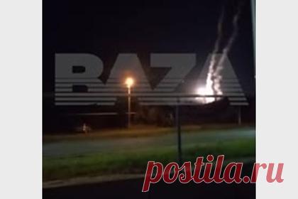 Жители граничащего с Украиной региона сняли на видео работу ПВО. В Белгородской области местная жительница сняла на видео работу системы противовоздушной обороны. Соответствующий ролик опубликован в Telegram-канале Baza. На кадрах видно, как одна из ракет пролетела над жилыми домами и взорвалась рядом. По данным издания, ее обломки повредили линию электропередач.