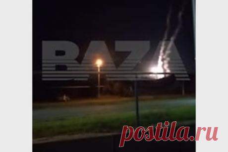 Жители граничащего с Украиной региона сняли на видео работу ПВО. В Белгородской области местная жительница сняла на видео работу системы противовоздушной обороны. Соответствующий ролик опубликован в Telegram-канале Baza. На кадрах видно, как одна из ракет пролетела над жилыми домами и взорвалась рядом. По данным издания, ее обломки повредили линию электропередач.