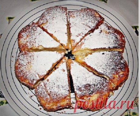 Творожная запеканка - Эфария Ингредиенты: Творог — 500 граммов, 4 яйца, Манная крупа – 2, 5 столовых ложки, Изюм – кишмиш, горсточка, Сахар – 2,5 столовых ложки Соль, 1/3 чайной ложки. Ванильный сахар – 2 пакетика по 8 грамм, Молотые белые сухари, Масло. Приготовление:  Залить изюм кипятком на 20 минут. Форму для выпекания смазываем маслом и обсыпаем сухарями. Взбиваем