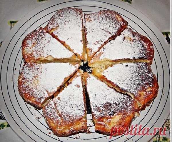 Творожная запеканка - Эфария Ингредиенты: Творог — 500 граммов, 4 яйца, Манная крупа – 2, 5 столовых ложки, Изюм – кишмиш, горсточка, Сахар – 2,5 столовых ложки Соль, 1/3 чайной ложки. Ванильный сахар – 2 пакетика по 8 грамм, Молотые белые сухари, Масло. Приготовление:  Залить изюм кипятком на 20 минут. Форму для выпекания смазываем маслом и обсыпаем сухарями. Взбиваем