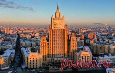 Россия направила ноту в МИД Грузии из-за антироссийской акции у посольства Швейцарии. В распространенном комментарии заместителя директора департамента информации и печати МИД Алексея Зайцева говорится, что в РФ рассчитывают, что власти Грузии примут меры по недопущению таких инцидентов