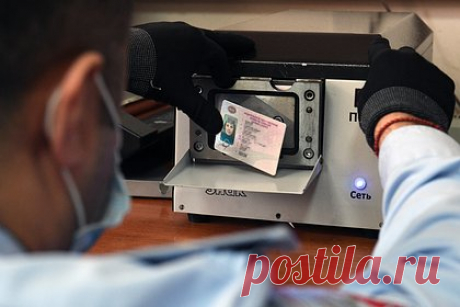 В России продлили срок действия заканчивающихся водительских прав. Срок действия водительских удостоверений, который заканчивается в этом году, продлен на три года. Об этом в понедельник, 20 марта, заявил глава МВД России Владимир Колокольцев. Кроме того, глава МВД отметил, что за прошедший год число погибших и пострадавших в авариях в России снизилось на пять процентов.