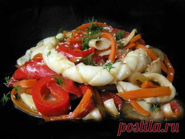 Кальмары по-корейски с овощами..